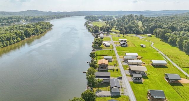 1085 Wc Pickett Rd, Clifton, TN 38425