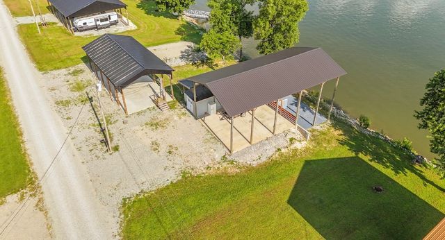 1085 Wc Pickett Rd, Clifton, TN 38425