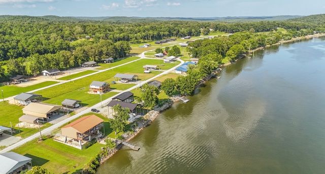 1085 Wc Pickett Rd, Clifton, TN 38425