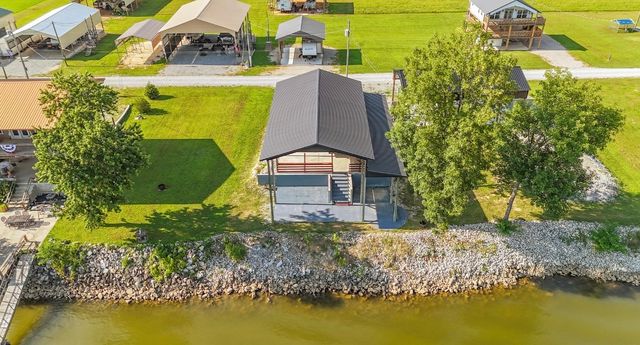 1085 Wc Pickett Rd, Clifton, TN 38425