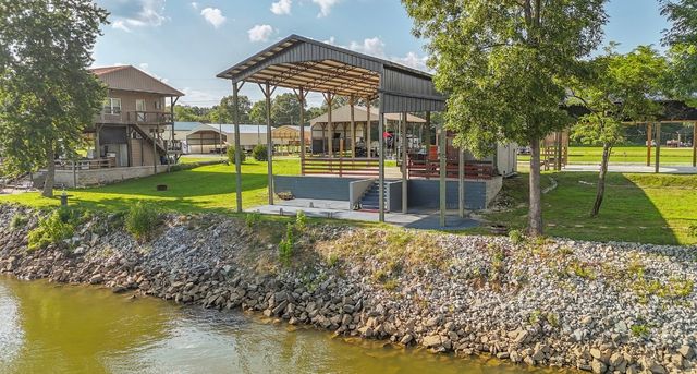 1085 Wc Pickett Rd, Clifton, TN 38425