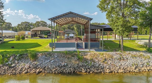 1085 Wc Pickett Rd, Clifton, TN 38425