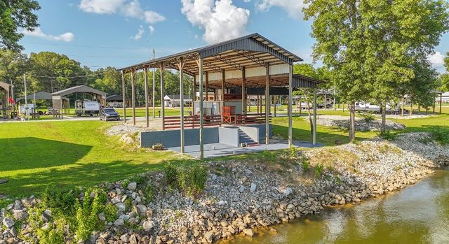 1085 Wc Pickett Rd, Clifton, TN 38425