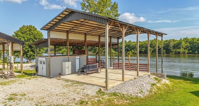 1085 Wc Pickett Rd, Clifton, TN 38425