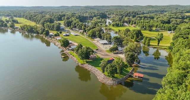 1085 Wc Pickett Rd, Clifton, TN 38425