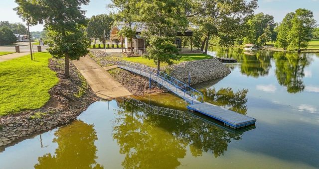 1085 Wc Pickett Rd, Clifton, TN 38425