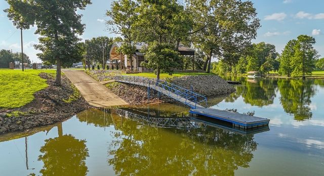 1085 Wc Pickett Rd, Clifton, TN 38425