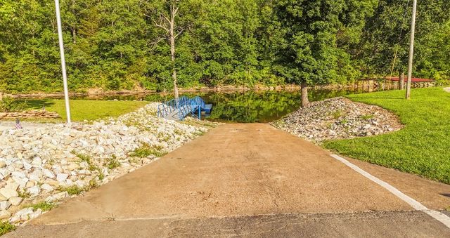 1085 Wc Pickett Rd, Clifton, TN 38425