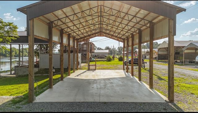 1085 Wc Pickett Rd, Clifton, TN 38425