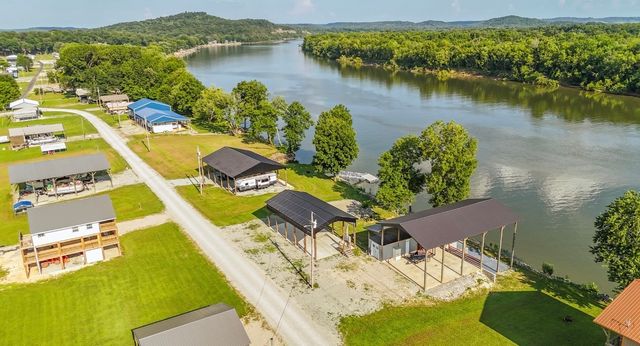 1085 Wc Pickett Rd, Clifton, TN 38425