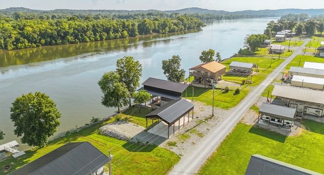 1085 Wc Pickett Rd, Clifton, TN 38425