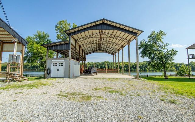 1085 Wc Pickett Rd, Clifton, TN 38425