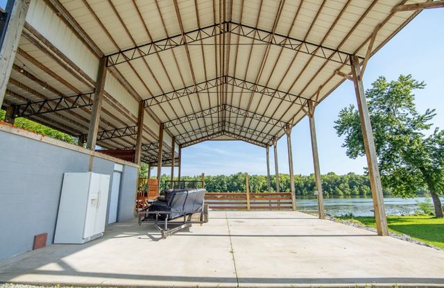 1085 Wc Pickett Rd, Clifton, TN 38425