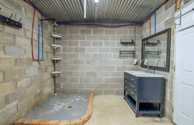 1085 Wc Pickett Rd, Clifton, TN 38425