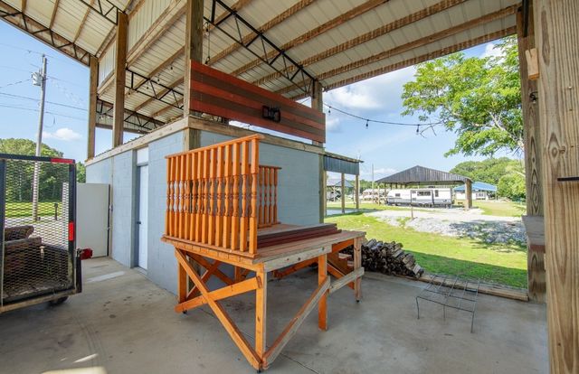 1085 Wc Pickett Rd, Clifton, TN 38425