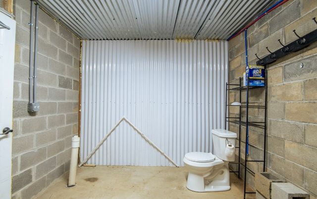 1085 Wc Pickett Rd, Clifton, TN 38425