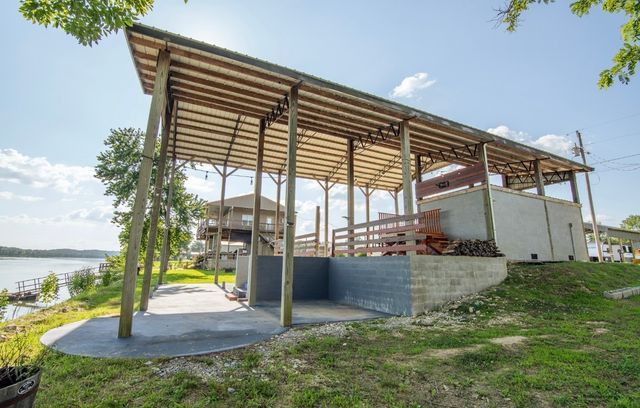 1085 Wc Pickett Rd, Clifton, TN 38425