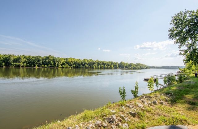 1085 Wc Pickett Rd, Clifton, TN 38425