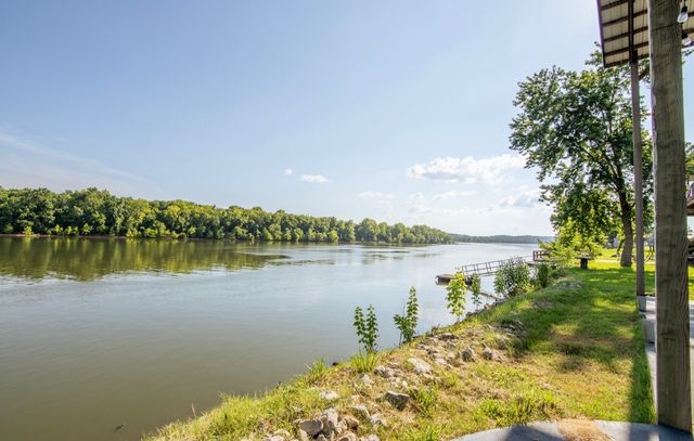 1085 Wc Pickett Rd, Clifton, TN 38425