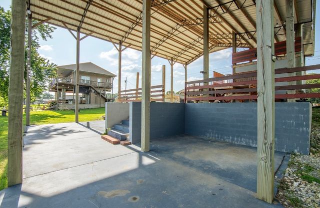 1085 Wc Pickett Rd, Clifton, TN 38425