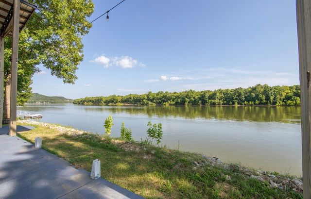 1085 Wc Pickett Rd, Clifton, TN 38425