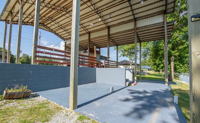 1085 Wc Pickett Rd, Clifton, TN 38425