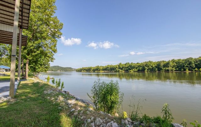 1085 Wc Pickett Rd, Clifton, TN 38425