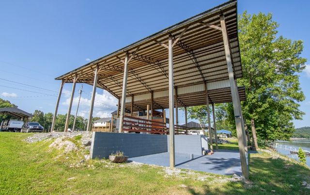 1085 Wc Pickett Rd, Clifton, TN 38425