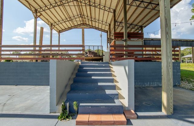 1085 Wc Pickett Rd, Clifton, TN 38425