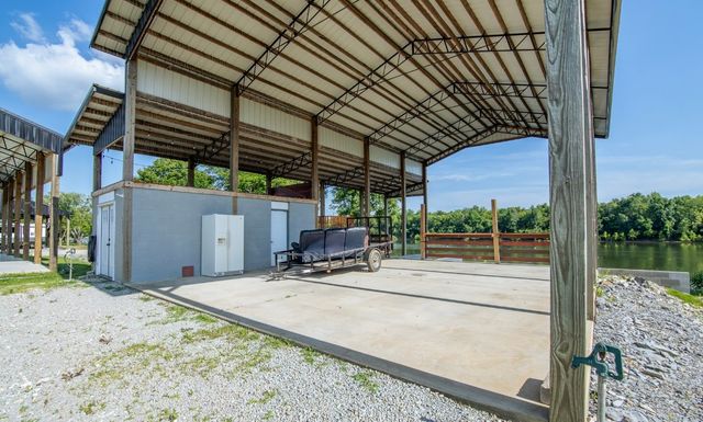 1085 Wc Pickett Rd, Clifton, TN 38425