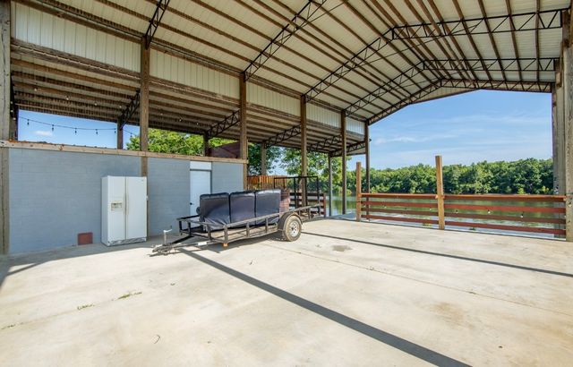 1085 Wc Pickett Rd, Clifton, TN 38425