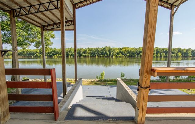 1085 Wc Pickett Rd, Clifton, TN 38425