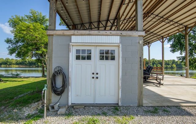 1085 Wc Pickett Rd, Clifton, TN 38425