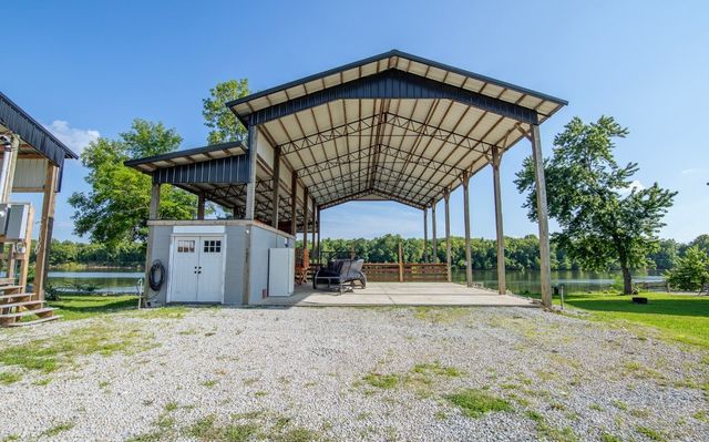 1085 Wc Pickett Rd, Clifton, TN 38425