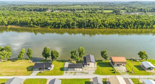 1085 Wc Pickett Rd, Clifton, TN 38425