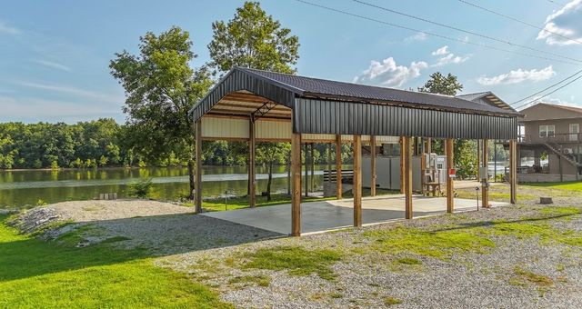 1085 Wc Pickett Rd, Clifton, TN 38425