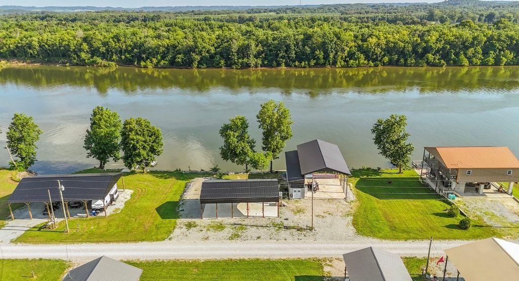 1085 Wc Pickett Rd, Clifton, TN 38425