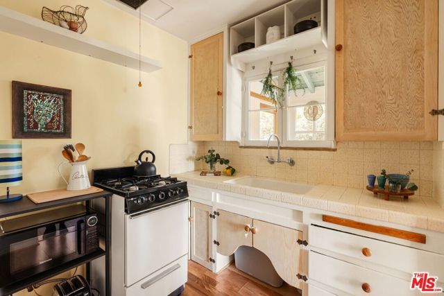 654 Frontenac Avenue, Los Angeles, CA 90065