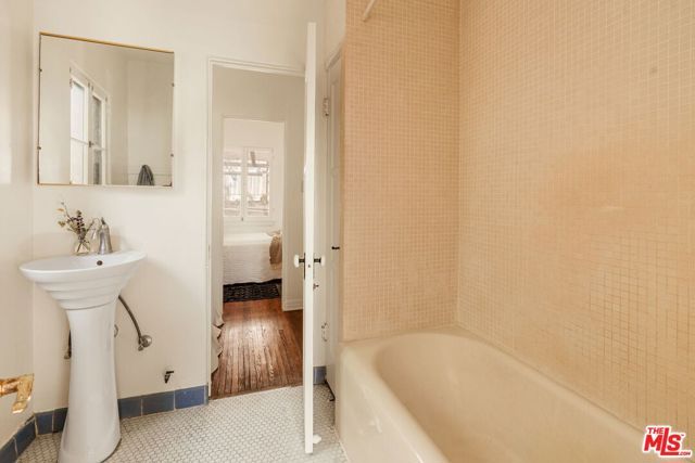 654 Frontenac Avenue, Los Angeles, CA 90065