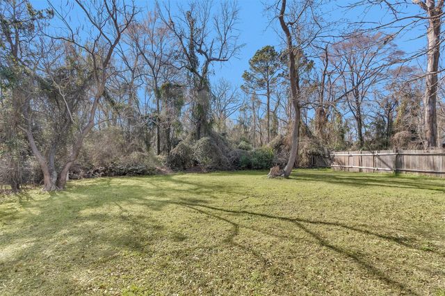 2213 N Thompson Street, Conroe, TX 77303