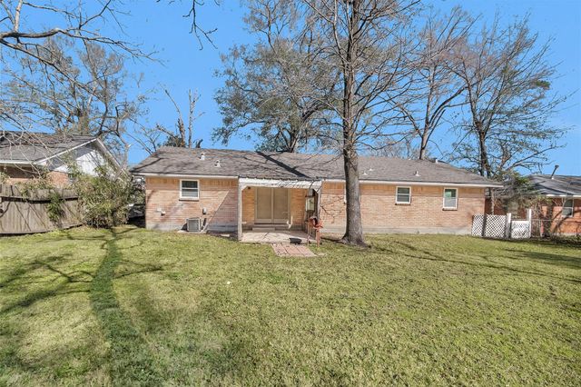 2213 N Thompson Street, Conroe, TX 77303