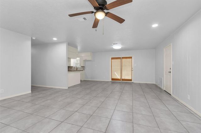 2213 N Thompson Street, Conroe, TX 77303