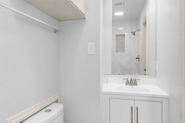 2213 N Thompson Street, Conroe, TX 77303