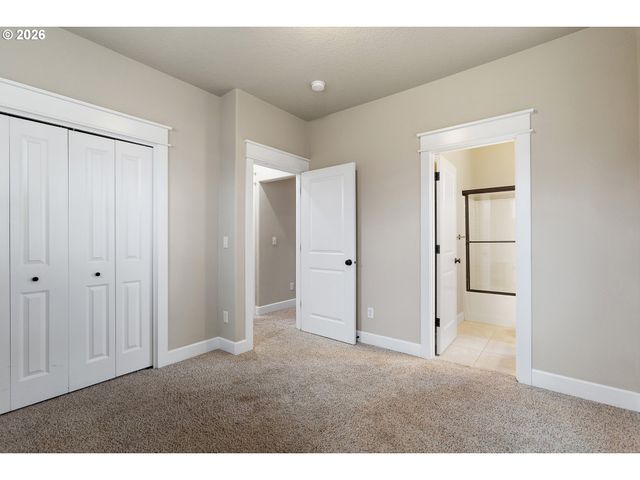 9402 Se CAUSEY Ave, Happy Valley, OR 97086