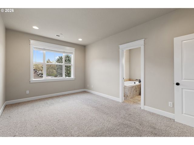 9402 Se CAUSEY Ave, Happy Valley, OR 97086