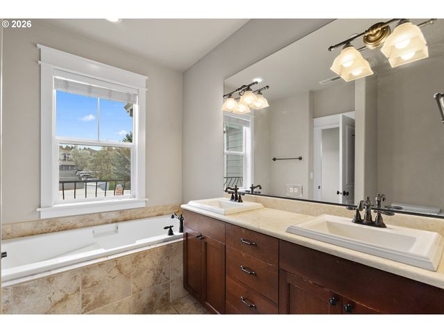 9402 Se CAUSEY Ave, Happy Valley, OR 97086