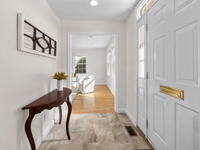 615 Saw Mill Brook Pkway, Newton, MA 02459