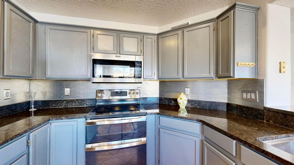 Image 13 of property listing at 8105 Camino Paisano NW, Albuquerque, NM 87120