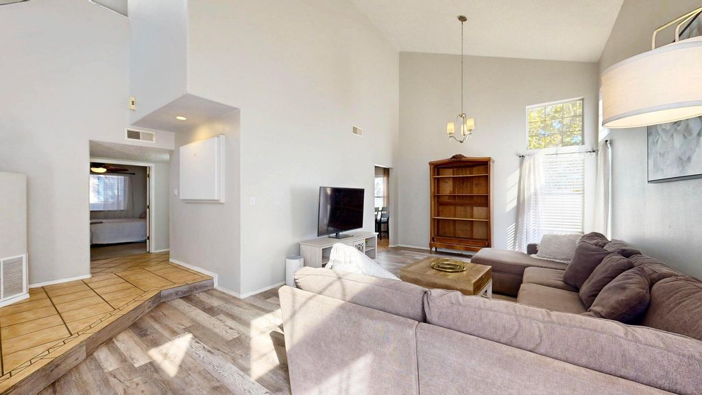 Image 8 of property listing at 8105 Camino Paisano NW, Albuquerque, NM 87120