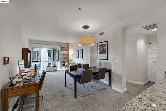 423 7Th St 220, Oakland, CA 94607